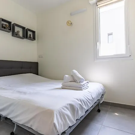 Climatise Les Pieds Dans L'eau Pour 6 Personnes Avec 1 Parentale, 1 Double Et 1 Mini Piscine Sur Le Toit Clim Garage Villeneuve-Loubet